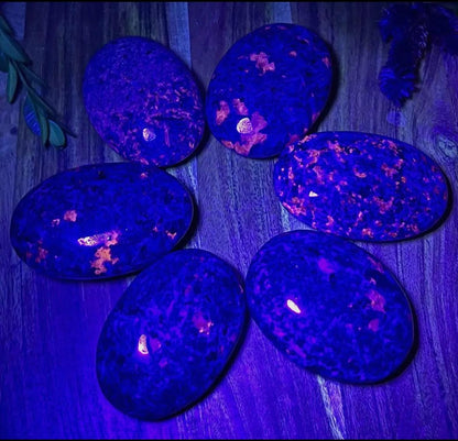 Emberlite Palm Stone* Yooperlite Palm Stone * Crystals * Witchcraft * Wiccan * Pagan * Altar Decoration * Spiritual Gift * Witch